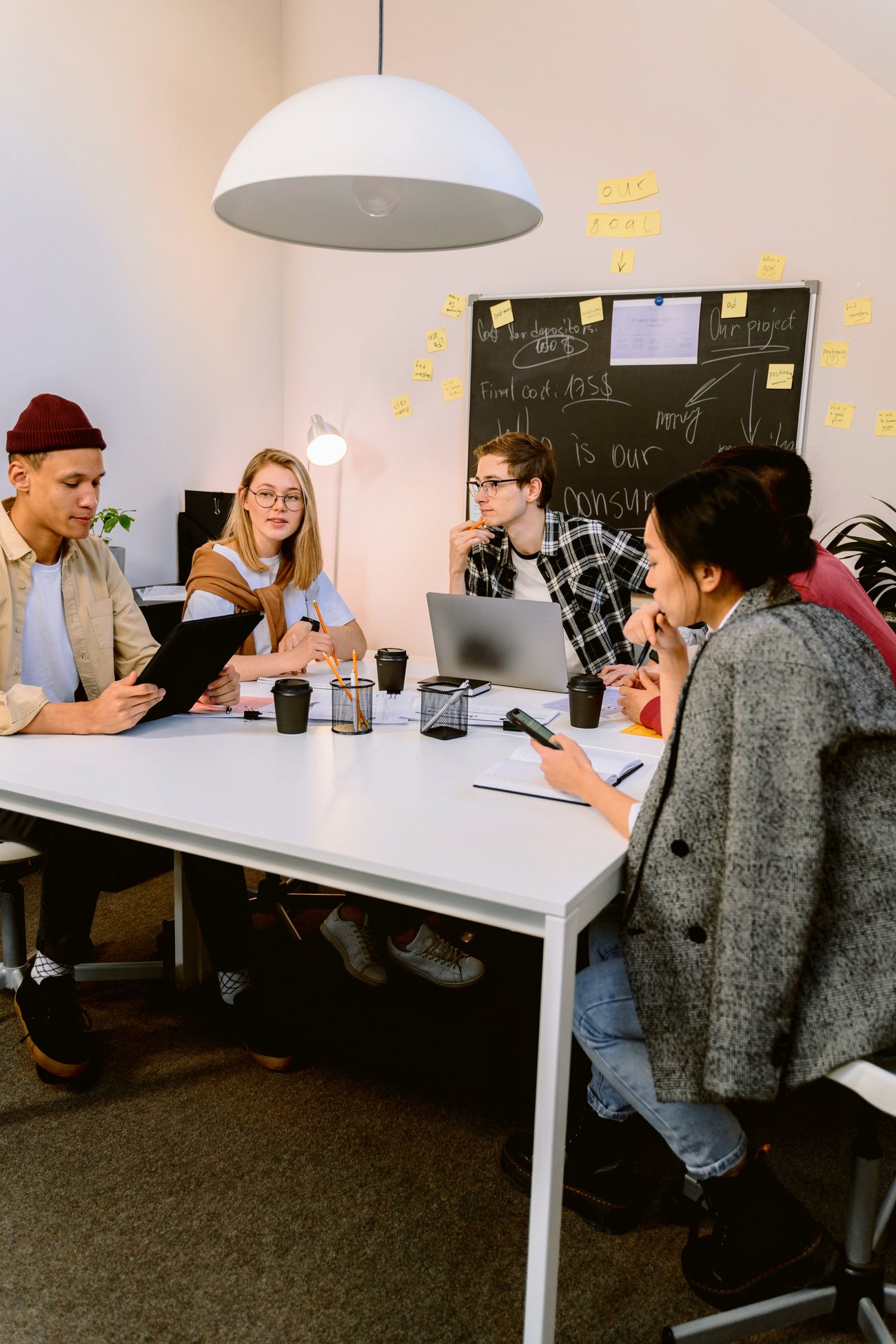 Schüler entwickeln Ideen am Tisch