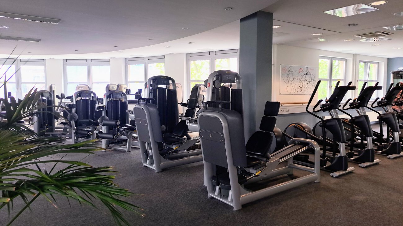 Verschiedene Geräte in einem Fitnessstudio