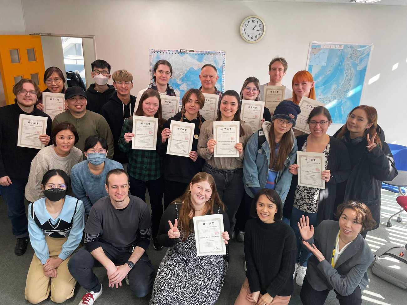 Gruppe mit Sprachzertifikaten