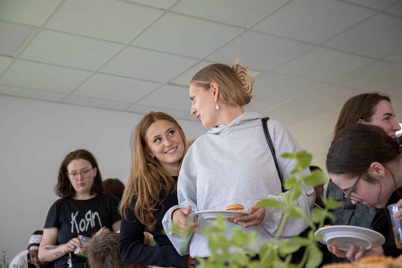 junge Frauen stehen am Buffet
