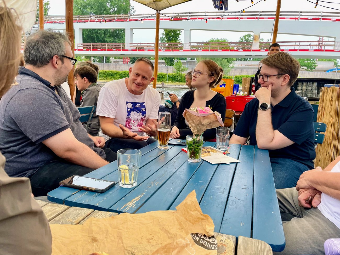 Ehemalige im Gespräch mit Lehrern