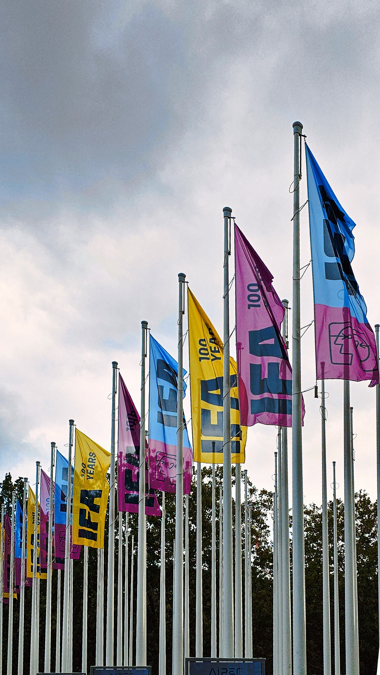 verschiedene Fahnen am Mast