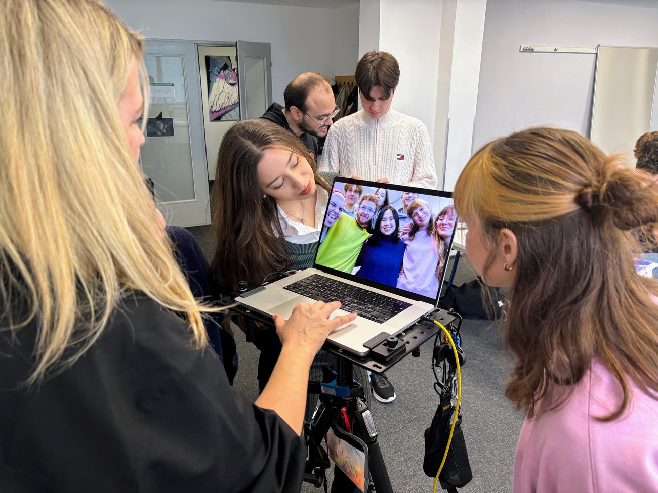 Schülerinnen betrachten ein Foto auf dem Bildschirm