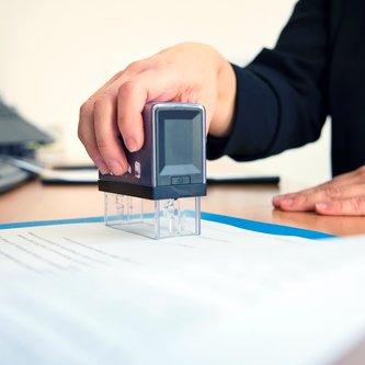 Dokumente werden abgestempelt