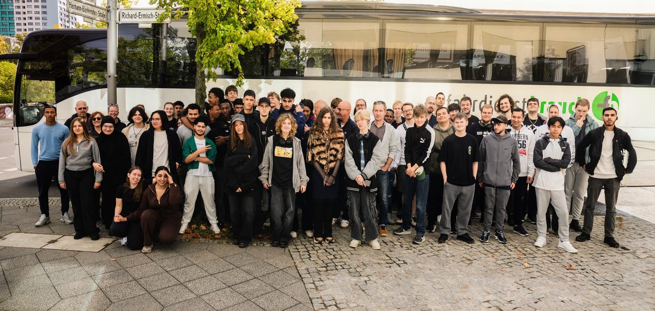 Schüler und Lehrer vor der Abfahrt am Bus