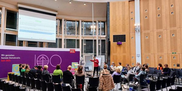 großer Saal mit Teilnehmern