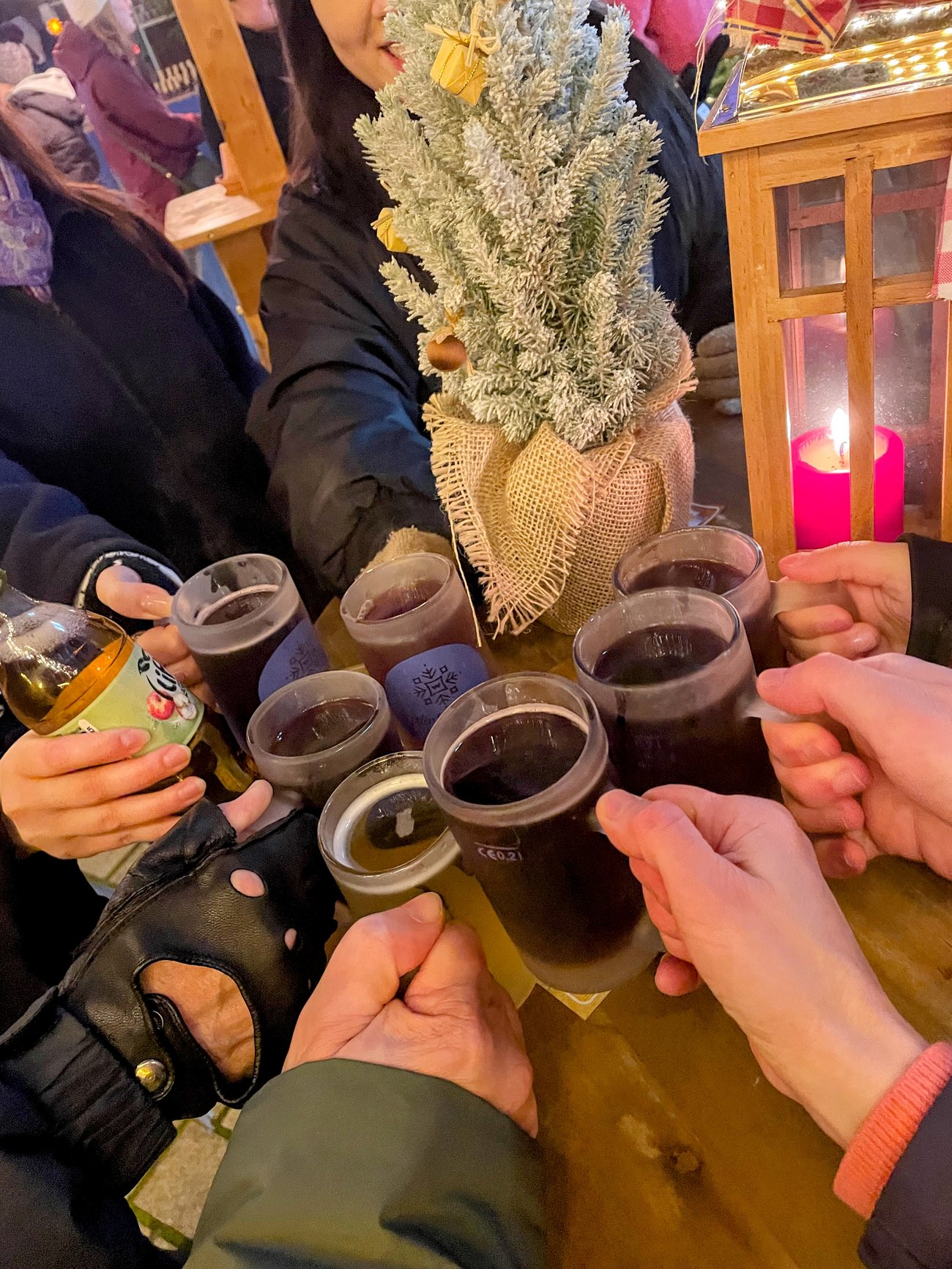 Gläser mit heißem Getränk beim Anstoßen