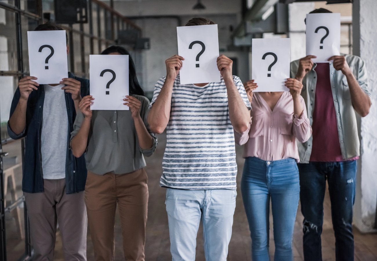 Menschen mit Fragezeichen vor Gesicht