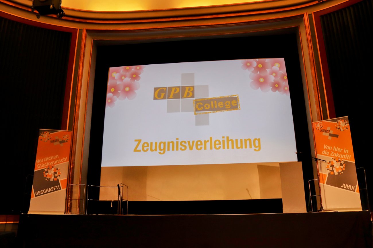 große Leinwand mit dem Text Zeugnisverleihung und dem Logo vom GPB College