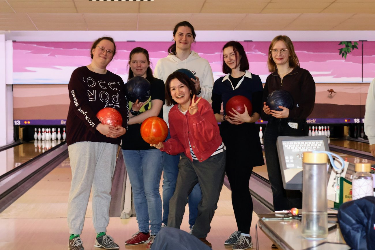 6 Menschen mit Bowlingkugeln
