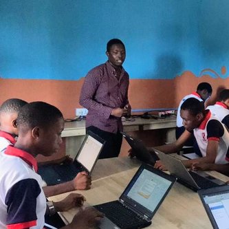 afrikanische Schüler arbeiten an Laptops