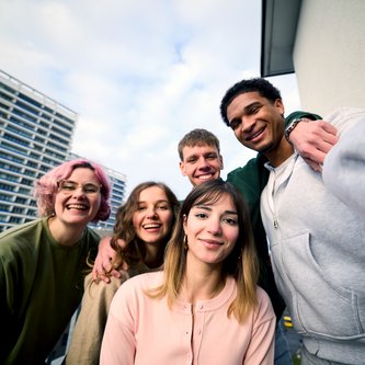 Gruppenfoto auf Balkon von Schülern