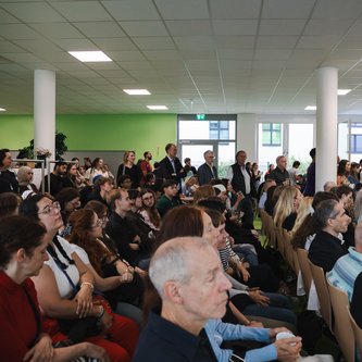 Blick in einen vollbesetzten Saal