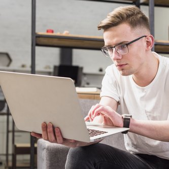 It-Techniker mit Laptop