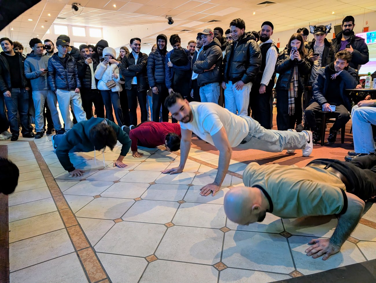 Vier Personen beim Liegestütz