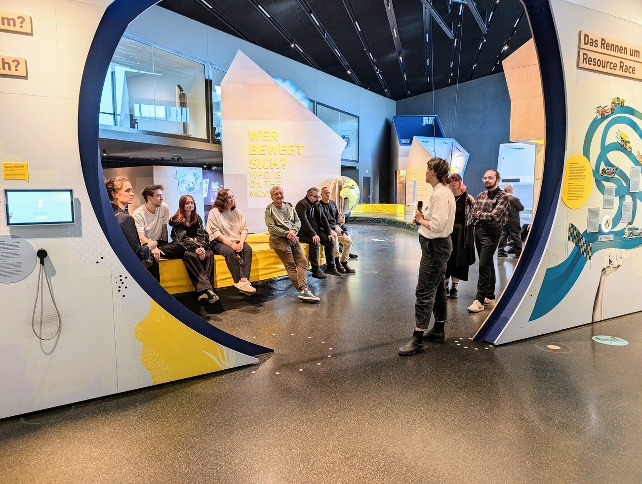 Menschen sitzen in einem Raum und hören zu