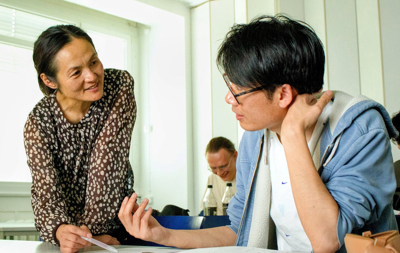 Schüler mit Japanischlehrerin