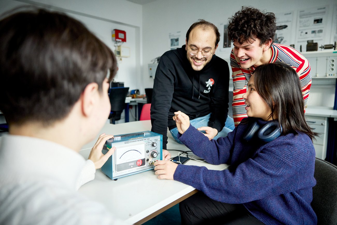 Schüler im Elektrolabor