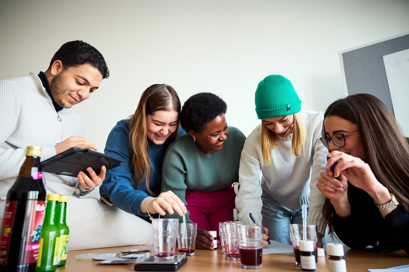 Schüler bereiten Getränke zu in Food-Lab AG