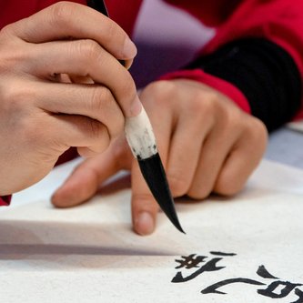 Fremdsprachenkorrespondent hält Headset