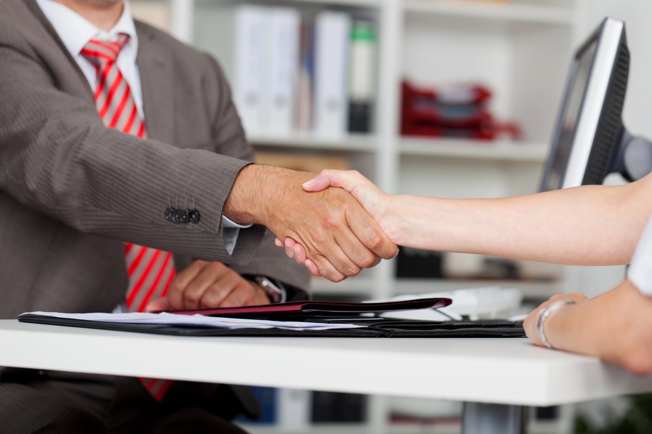 Vertragsabschluss zwei Menschen geben sich Hand