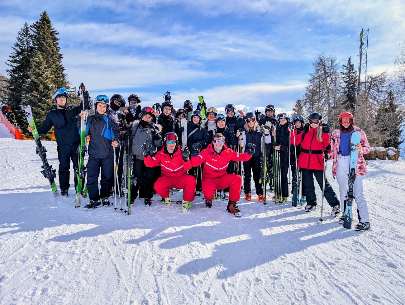 Gruppe Skifahrer mit Skilehrern