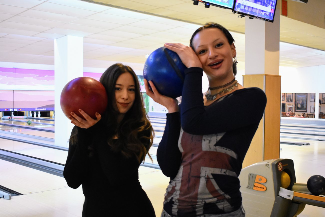 Zwei Schülerinnen mit Bowlingkugeln