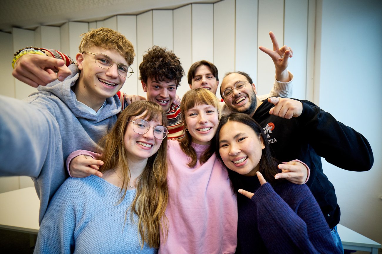 Schülergruppe macht ein Spaßfoto