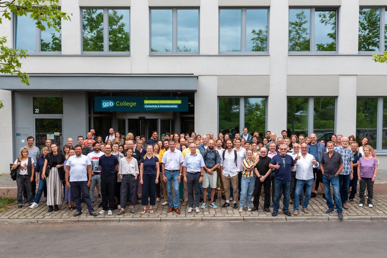 Mitarbeiter des GPB College vor dem Eingang am neuen Standort