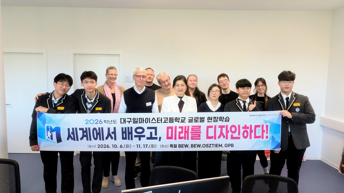 Gruppe von Koreanern und Menschen vom GPB College halten ein Banner mit koreanischer Schrift
