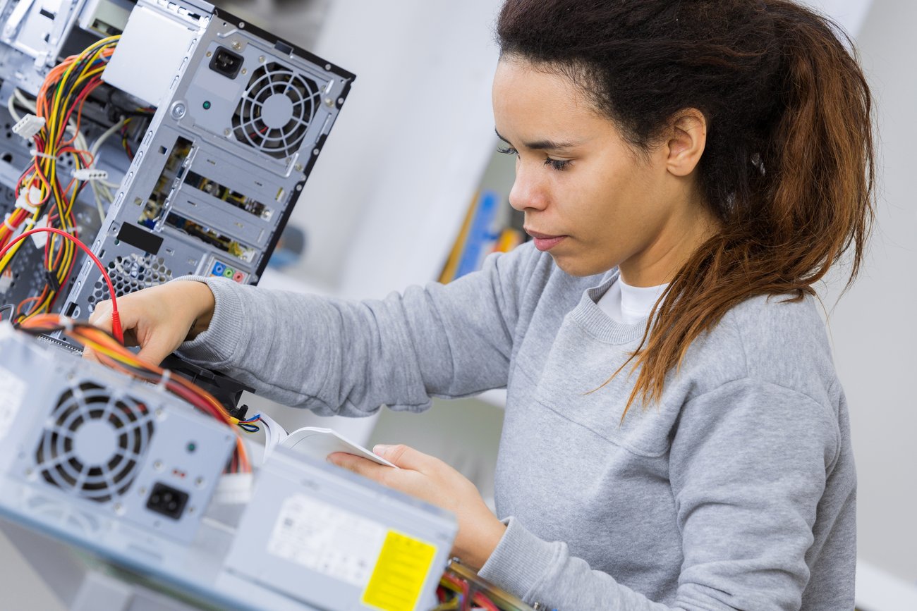 junge Frau mit Technik