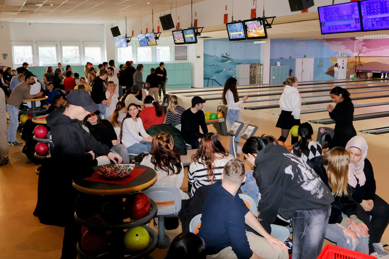 Blick in eine gut gefüllte Bowlinghalle