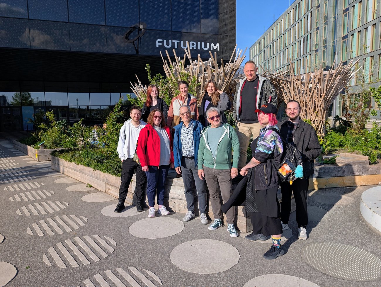 Gruppe von Ehemaligen und Lehrkräften vor dem Futurium