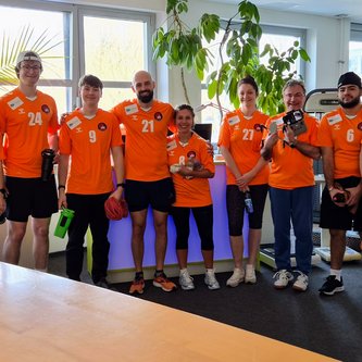 Gruppenbild mit orangen Trikots