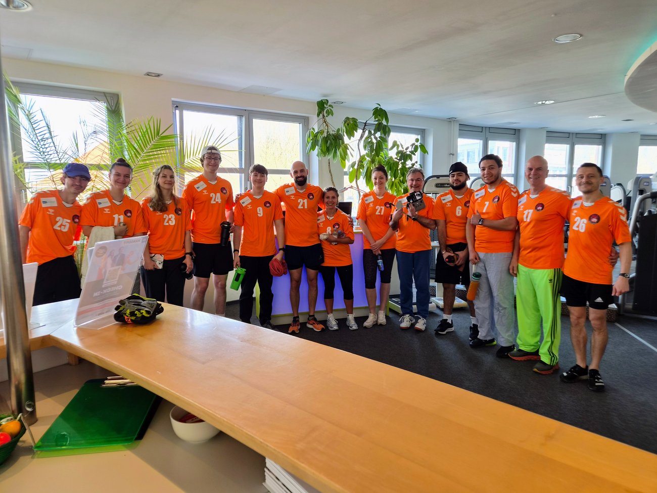 Gruppenbild mit orangen Trikots