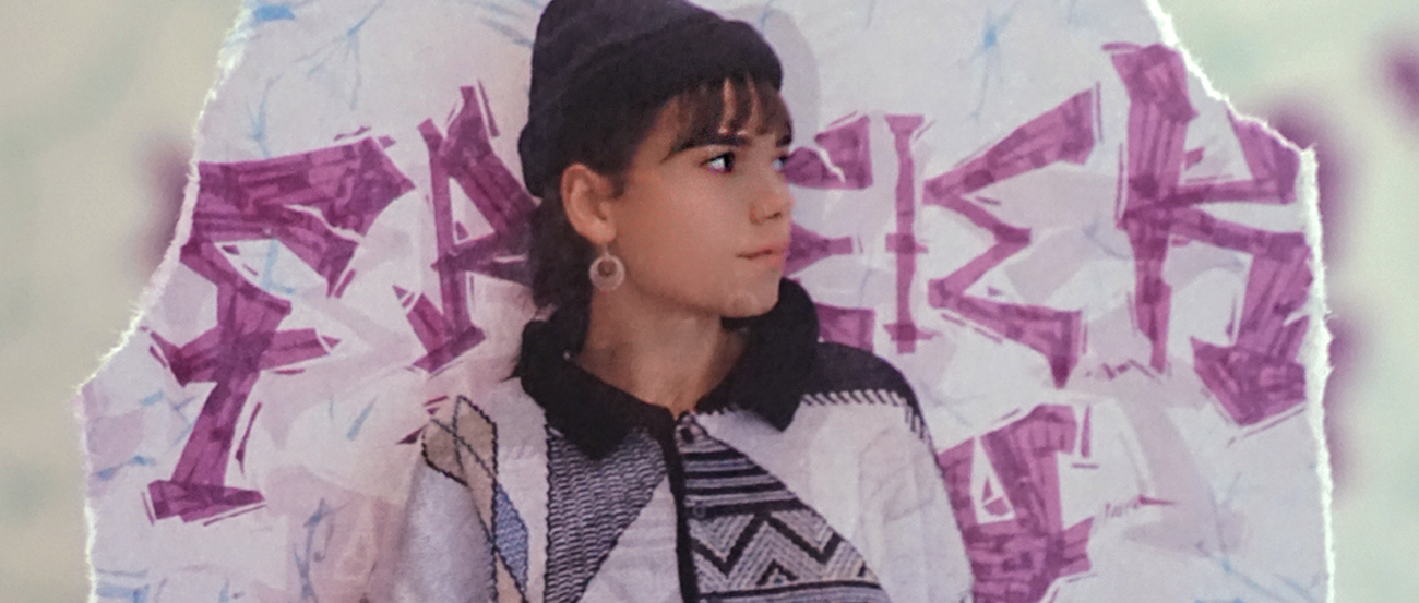 Portrait junge Designerin vor Schriftzugwand 