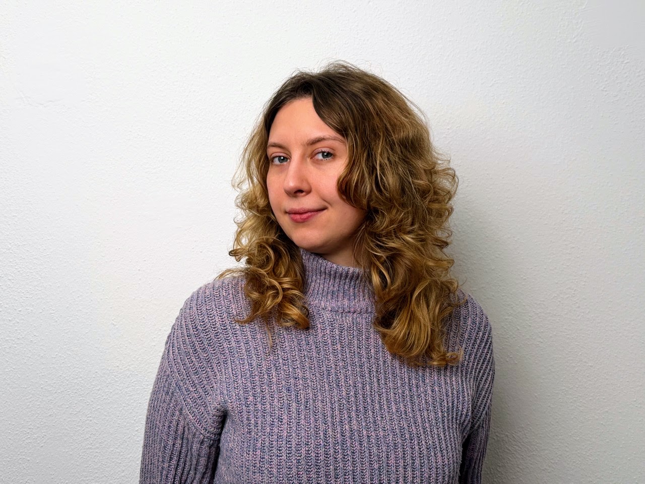 eine junge Frau schaut in die Kamera