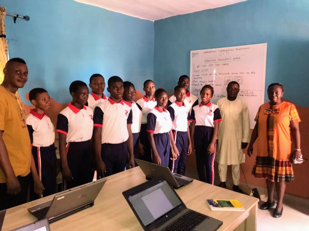 afrikanische Schülergruppe mit Lehrern im Klassenzimmer