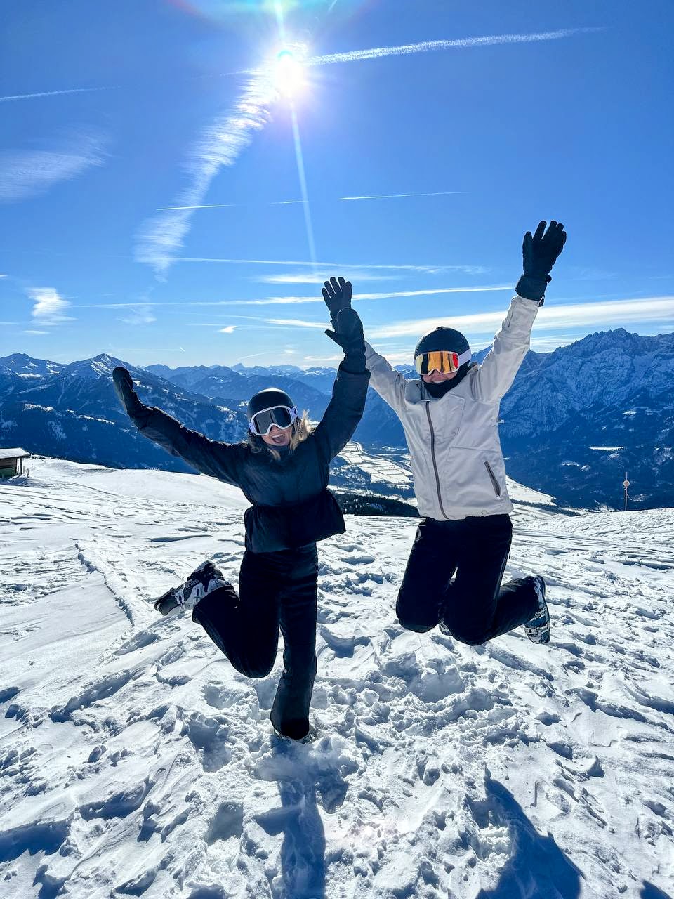 Zwei Wintersprortler springen im Schnee